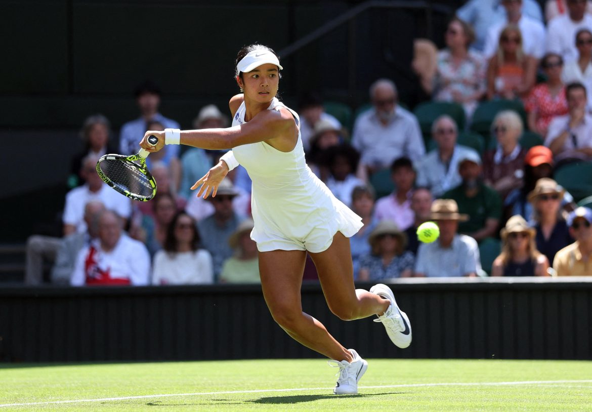 Alex_Eala_at_the_2025_Wimbledon_Championships_2025_07_01_22_18_14